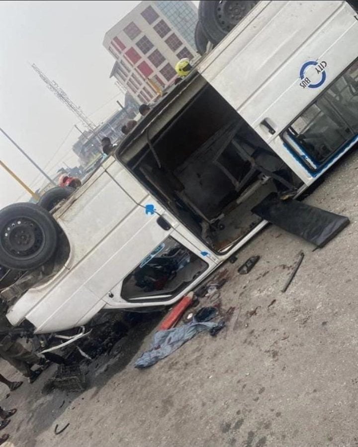 Bus driver dies after speeding to beat traffic light in Lekki