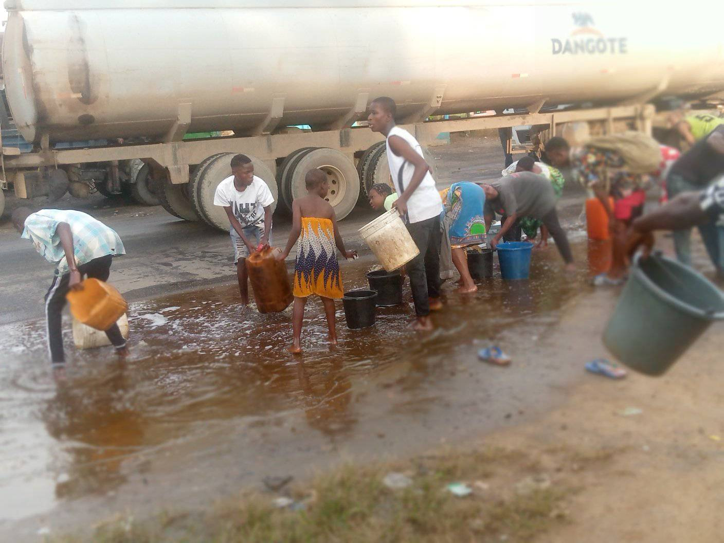 Residents scoop diesel from fallen tanker in Cross River (photos) 3