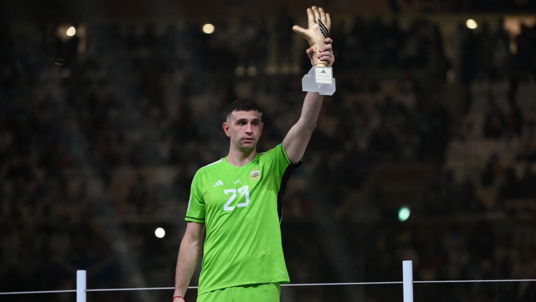 https://www.wikirise.com/wp-content/uploads/2022/12/Emi-Martinez-wins-2022-World-Cup-Golden-Glove.jpg