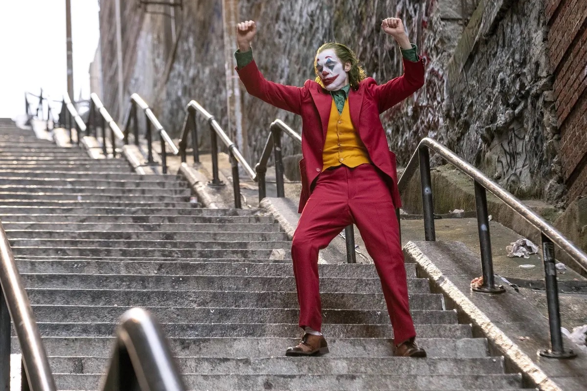 https://www.wikirise.com/wp-content/uploads/2022/12/Joker-2-Set-Photo-Shows-First-Look-at-Arthur-Fleck-in.jpg