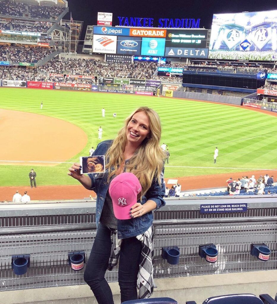 Dymin Lynn first daughter gender reveal in the stadium - Thrill NG